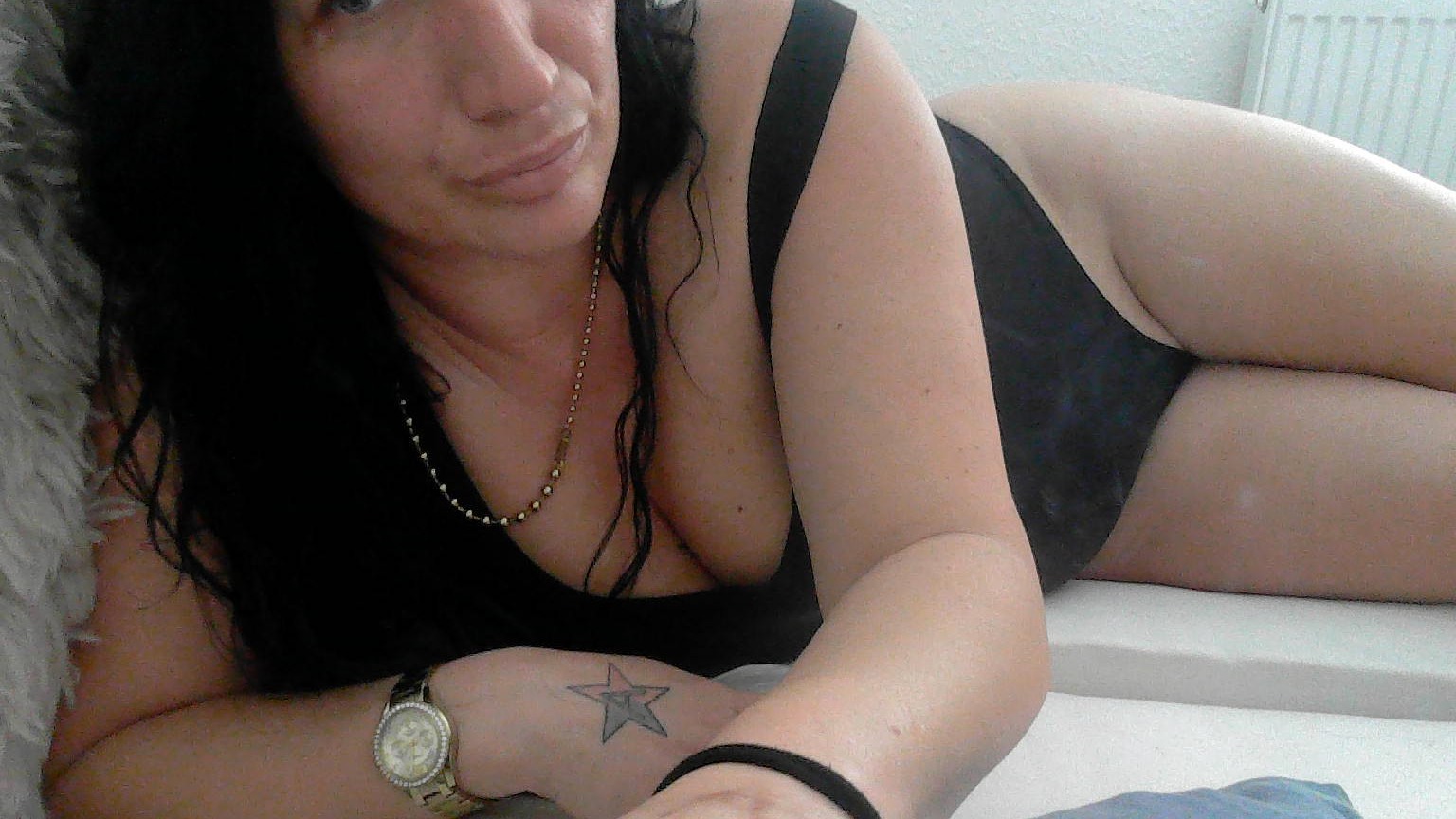 webcam-bisexuele-rijpe-vrouw-alinutza-Cup-C-1778614299346.mp4