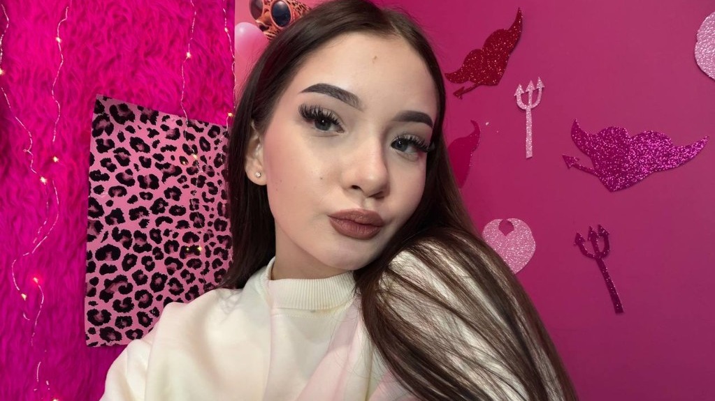 webcam-bisexuele-jonge-tienermeid-AlisiaKiss-Cup-B-1781632836398.mp4