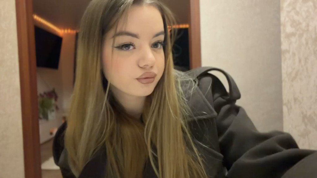 Young-Russian-AnasteishaX-selling-her-body-on-webcam.mp4