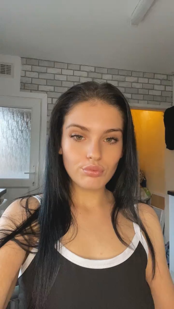 Chlo-webcam-video-2-Welcome-c.mp4