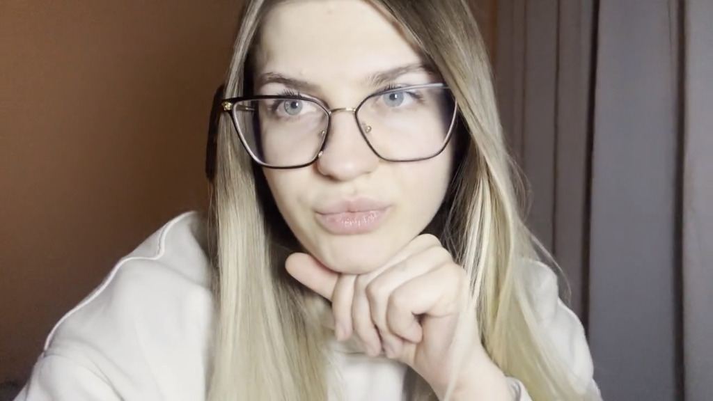 webcam-jonge-vrouw-CrystalBlush-Cup-D-1769688180962.mp4