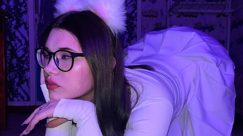 webcam-bisexuele-geile-jonge-vrouw-DaryXXX-zeg-het-maar-Cup-C-1781632361642.mp4