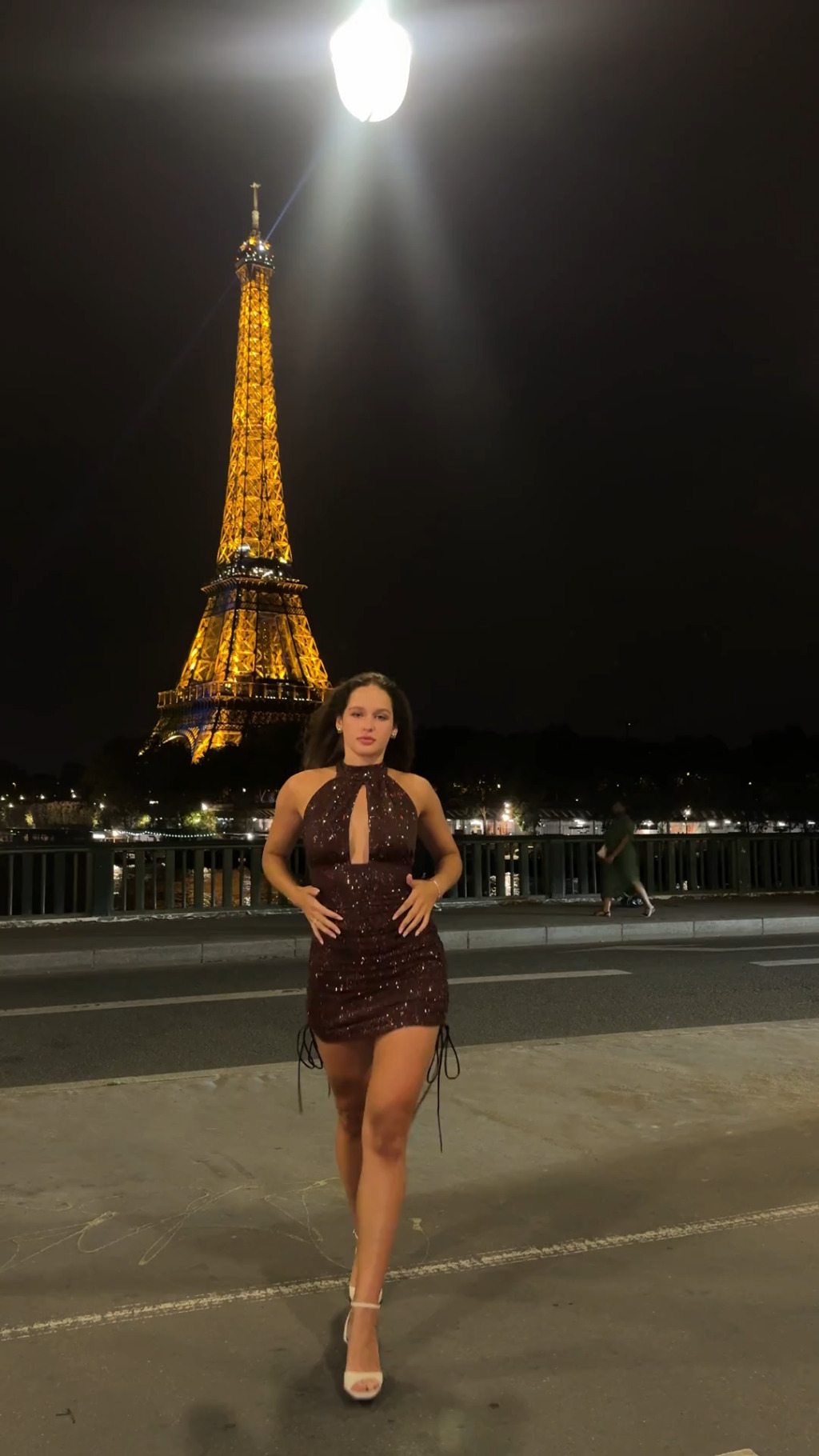 DinLin-lovely-Ukrainian-girl-posing-in-front-of-Eiffeltower.mp4