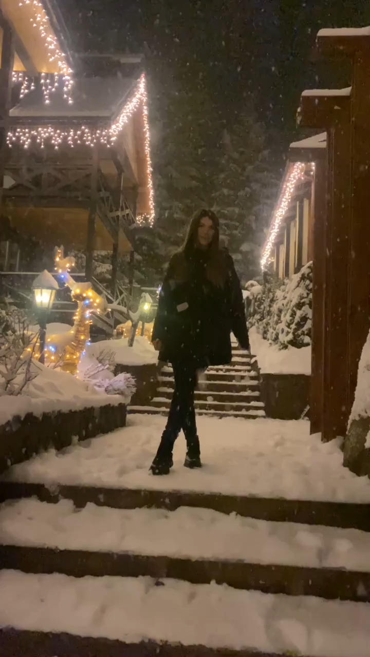 ElisaStoune-webcam-video-1-Snow.mp4