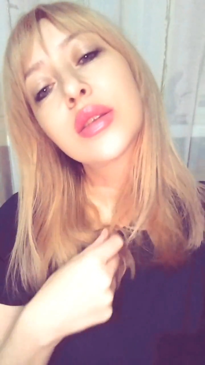 EmaHardy-my-lip-gloss.mp4