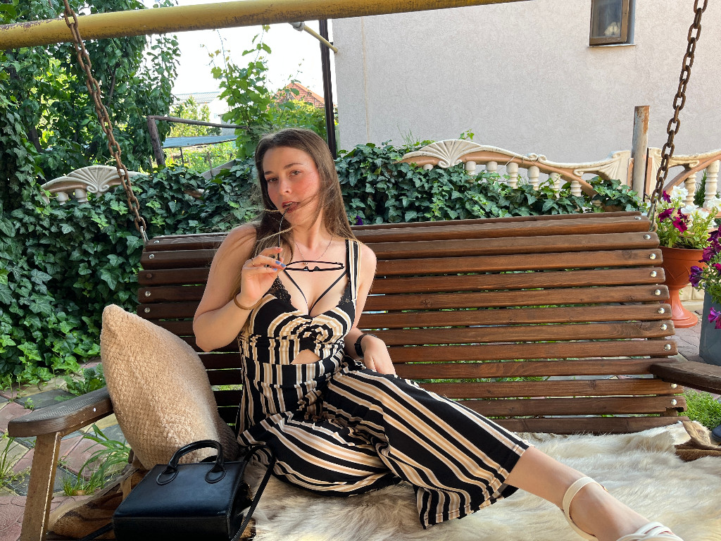 webcam-bisexuele-geile-jonge-vrouw-Emilia99-Cup-C-1751655162176.mp4