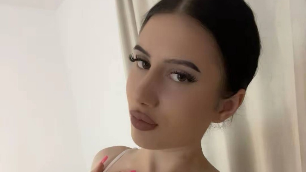 webcam-bisexuele-jonge-tienermeid-HazelHayes-Cup-C-1774644429577.mp4