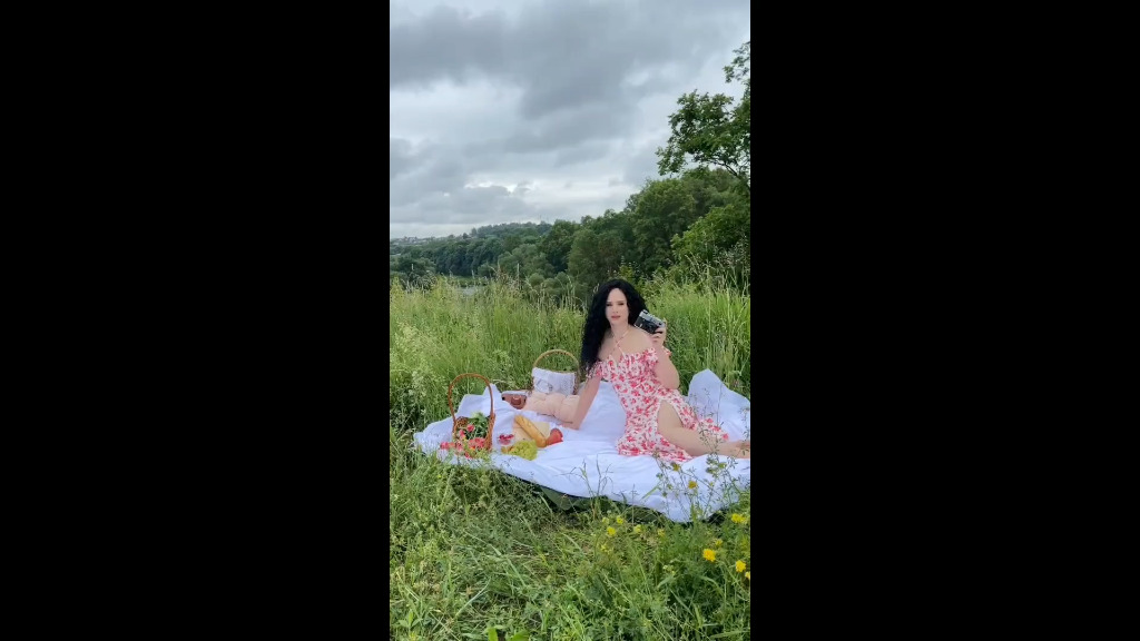 HelloVic-webcam-video-1-Smile-I-m-taking-a-photo.mp4