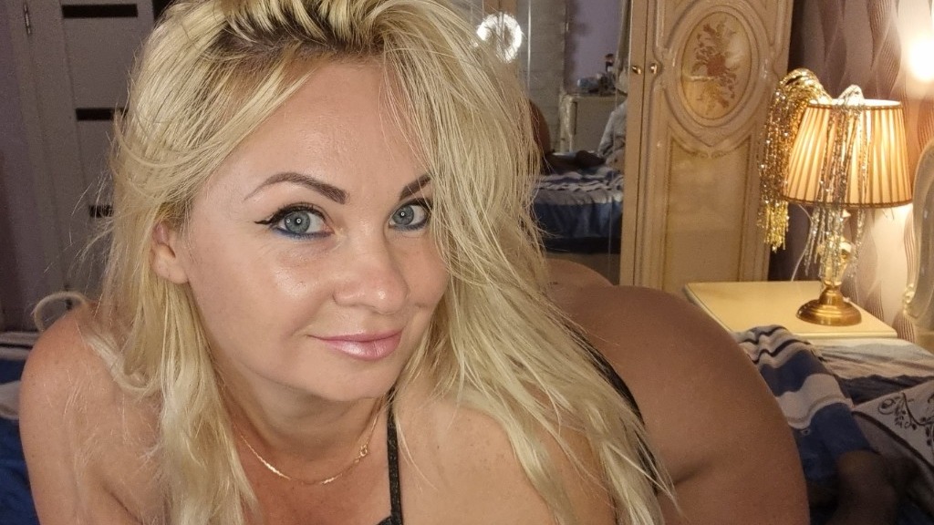 webcam-bisexuele-jonge-vrouw-jannypussycam-69-Cup-B-1765336266669.mp4