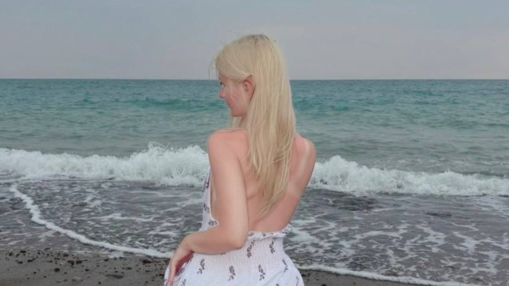webcam-bisexuele-geile-jonge-vrouw-KarolinaRay-Cup-B-1755925237381.mp4