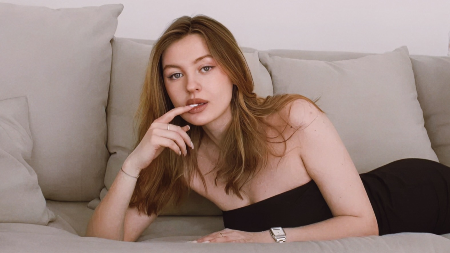 webcam-bisexuele-geile-jonge-vrouw-KimberlyCr-Cup-B-1741684703214.mp4