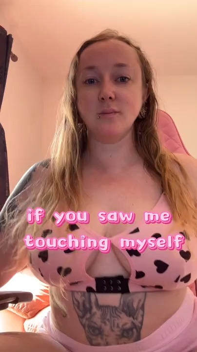 webcam-bisexuele-jonge-vrouw-Kisica-Cup-H-1765481396516.mp4