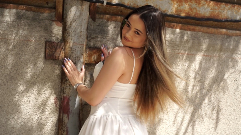 LaceyDover-webcam-video-1-White-sensation.mp4