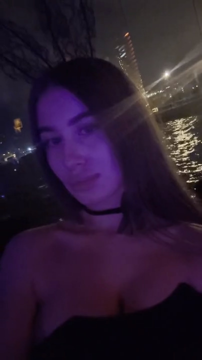 webcam-bisexuele-jonge-tienermeid-LilyColins-Cup-C-1775132246422.mp4