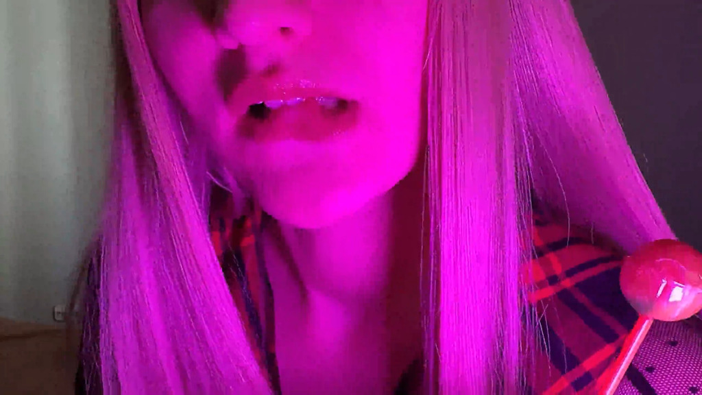 LunaLoverx-webcam-video-2-Lollipop-on-my-lips.mp4
