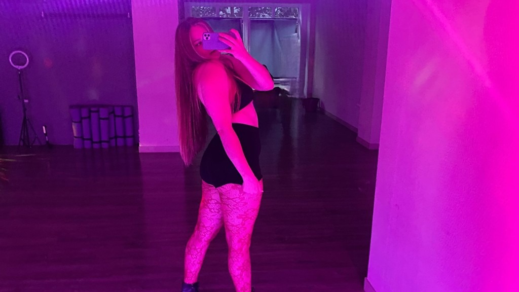 webcam-bisexuele-geile-jonge-vrouw-madisonpeach-69-Cup-B-1757329538662.mp4