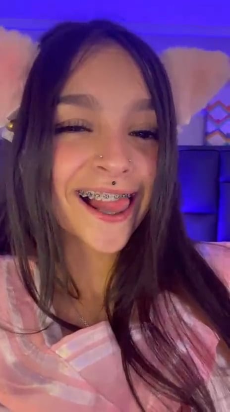 Cute-girl-wants-to-suck-your-dick.mp4