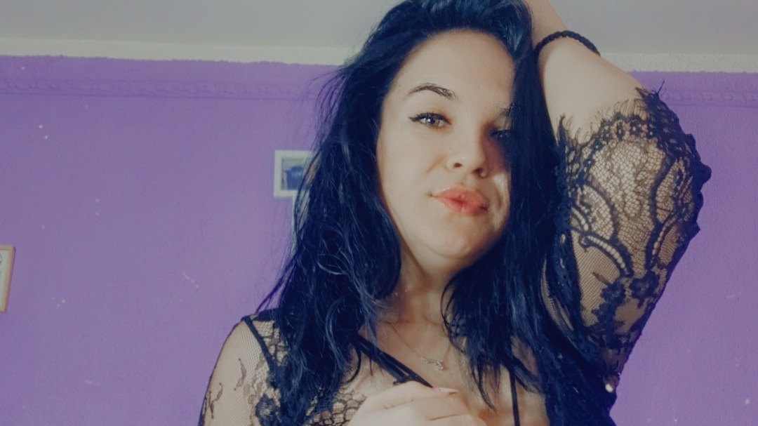 webcam-bisexuele-jonge-vrouw-minnieella-Cup-D-1747290711716.mp4