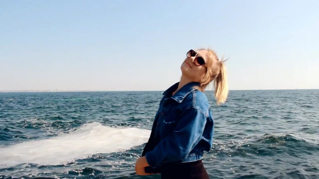 webcam-jonge-vrouw-monikared-Cup-C-1774392699861.mp4