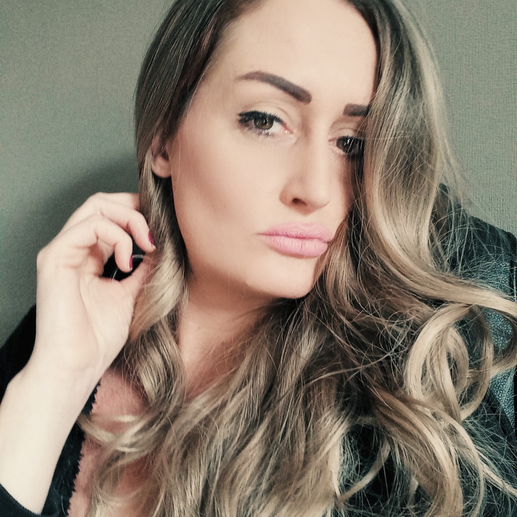 webcam-oma-naughtywomen-doggy-Cup-B-1765285808853.mp4