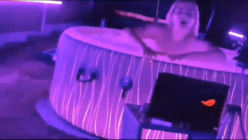 Niki-naked-in-the-hottub.mp4