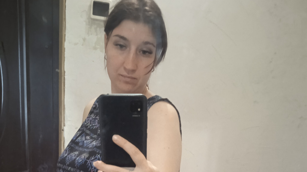 webcam-jonge-vrouw-PerkyShpetka-Cup-B-1751290868381.mp4