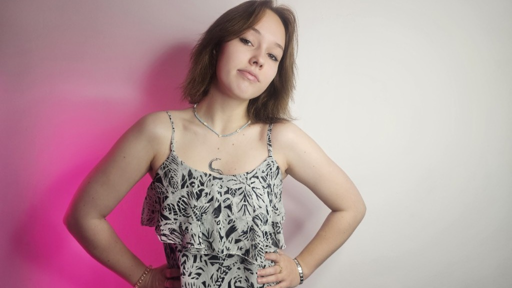 webcam-bisexuele-jonge-tienermeid-RikkiTikki-Cup-B-1762225695661.mp4