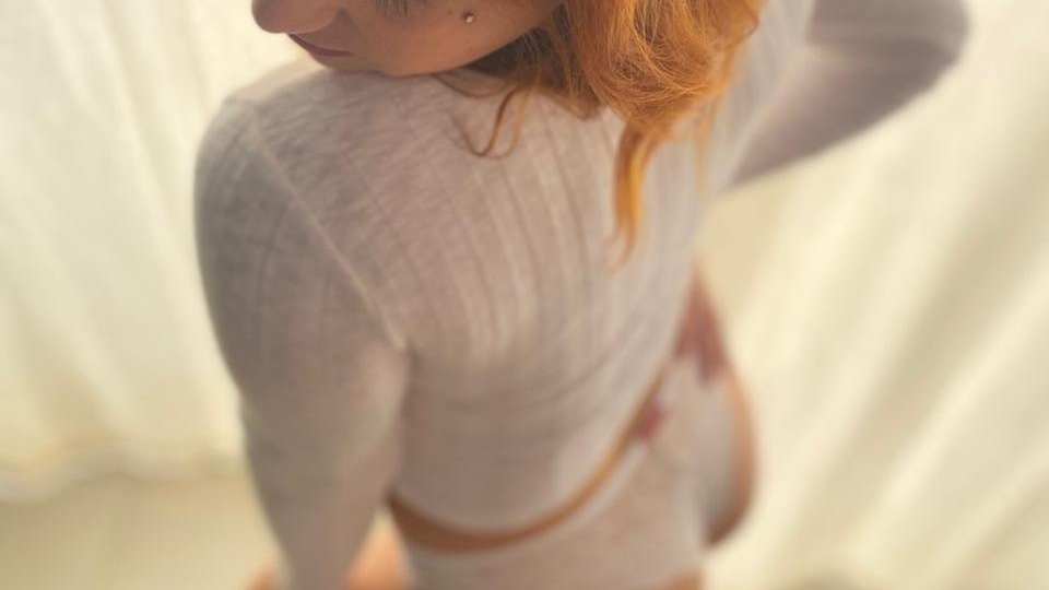 webcam-bisexuele-jonge-vrouw-Robijntje-Cup-C-1774295295877.mp4