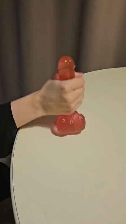 Jonge-meid-geeft-handjob-video.mp4