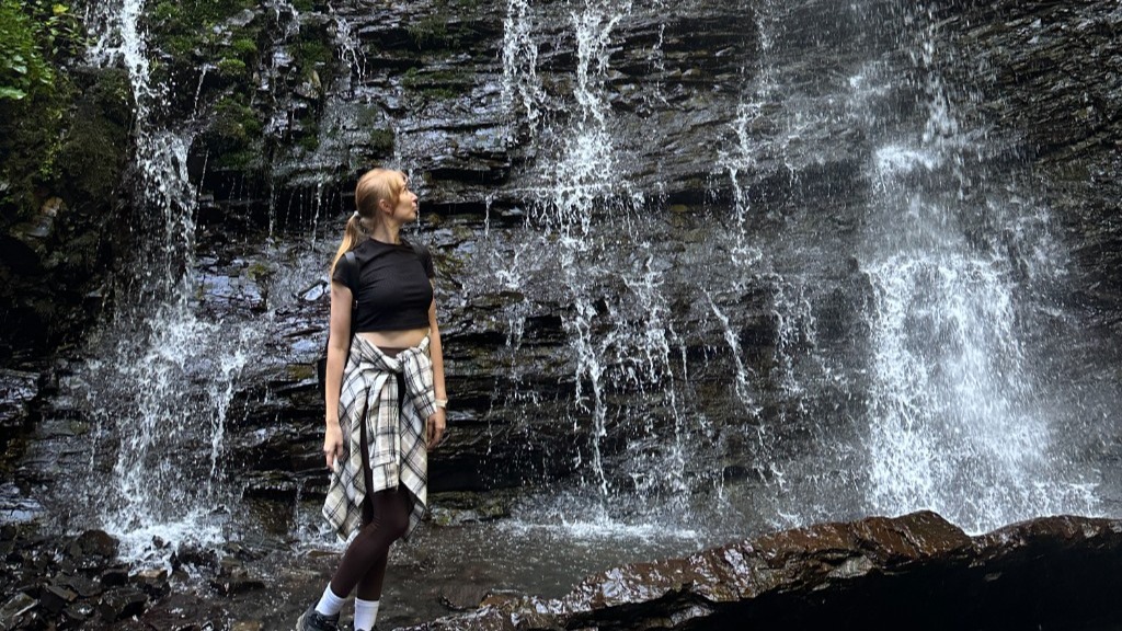 webcam-jonge-vrouw-Sunshine92-Cup-A-1757576250596.mp4