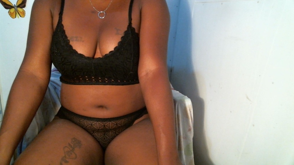 webcam-bisexuele-Milf-vrouw-zuigtieten-Cup-B-1746646412509.mp4